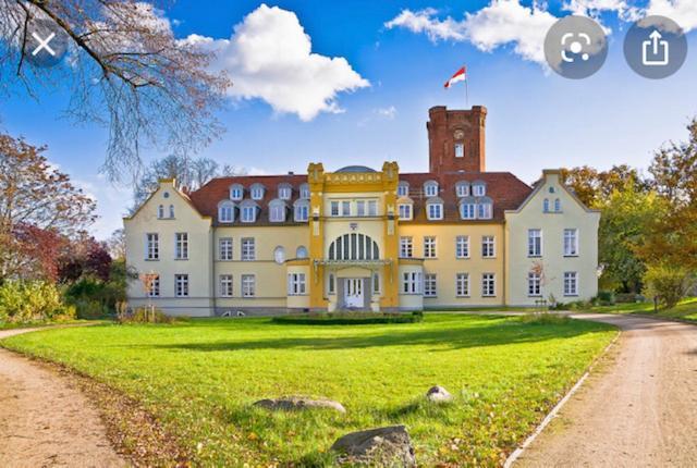 Schloss Lelkendorf Apartment Ulrichshusen Maisonette Fewo Mecklenburger Seenplatte Mit Dachterrasse Naehe Ostsee 외부 사진